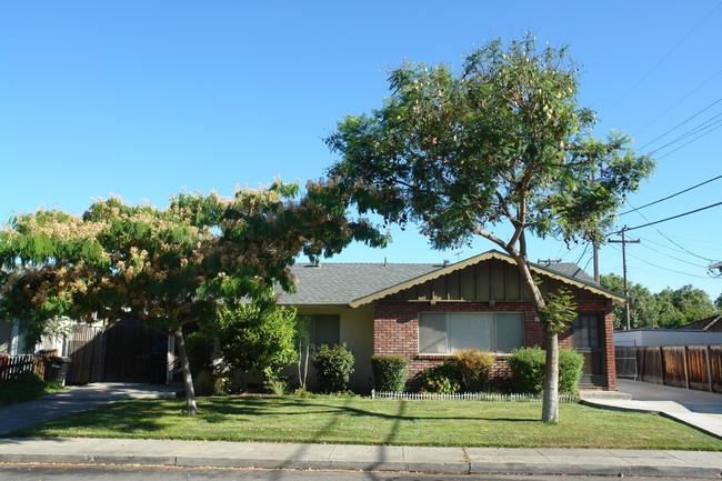 2411 Karen Dr in Santa Clara, CA - Foto de edificio - Building Photo