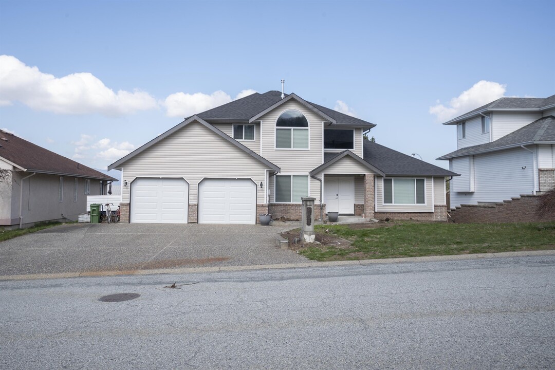 5533 Alpine Crescent in Chilliwack, BC - Building Photo