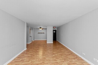 3815 N Pine Grove Ave, Unit 302 in Chicago, IL - Building Photo - Building Photo