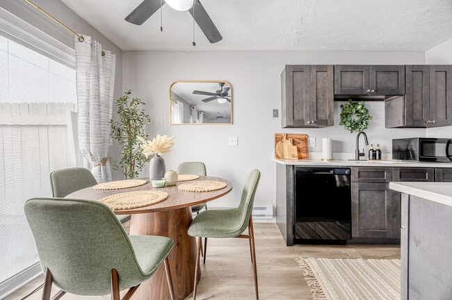 Heather Glen Townhomes in Columbus, OH - Foto de edificio - Building Photo