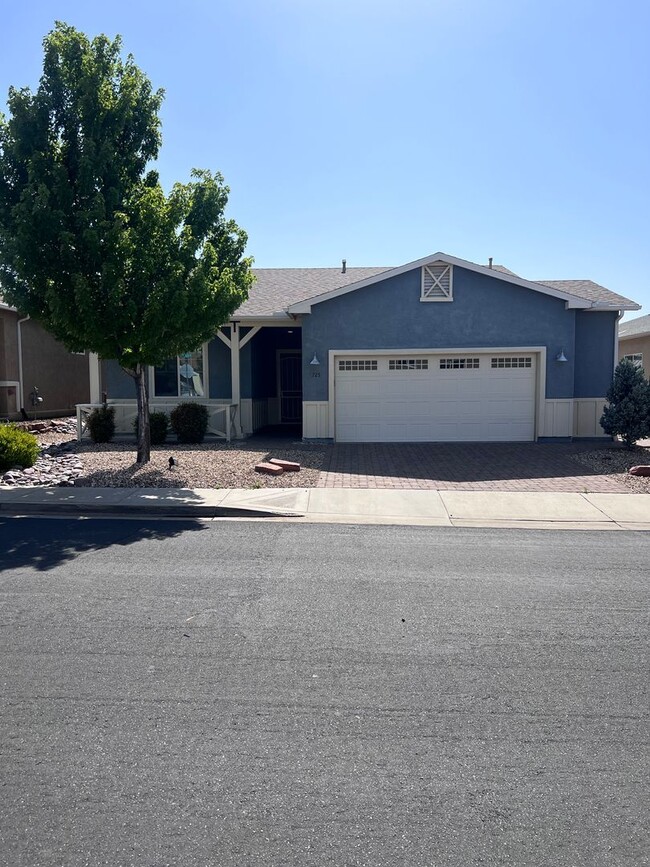 725 Villa St