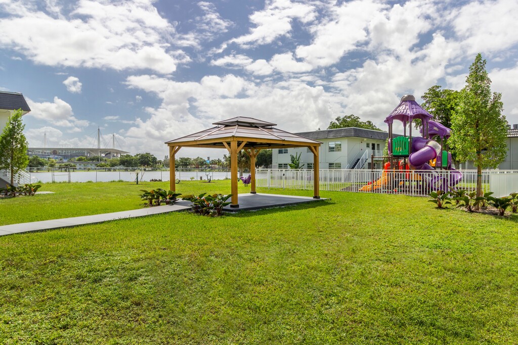 Lake House Apartments in Miami Gardens, FL