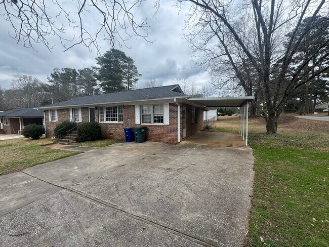 318 Leola Dr in Griffin, GA - Building Photo - Building Photo