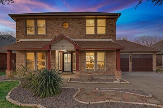 2033 Spring Mills Rd in Mesquite, TX - Foto de edificio - Building Photo