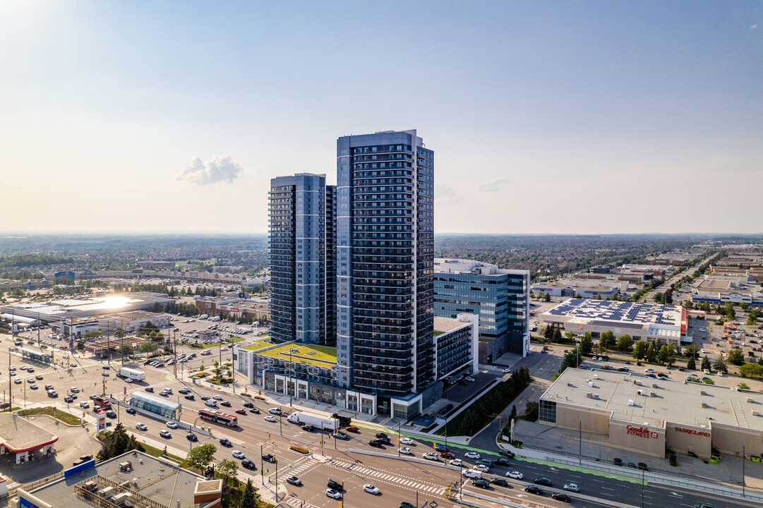 Centro Square Condos in Vaughan, ON - Building Photo