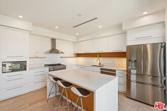 820 S Sherbourne Dr in Los Angeles, CA - Building Photo - Building Photo