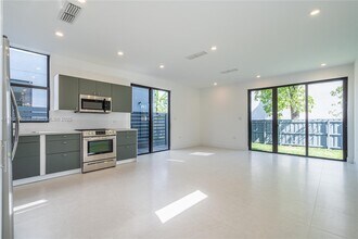 2911 SW 27th Terrace in Miami, FL - Building Photo - Building Photo