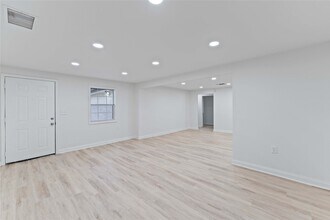 2101 W Gulf St in Baytown, TX - Building Photo - Building Photo