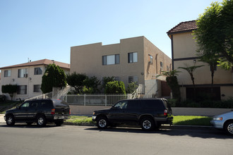 4906 Rosewood Ave in Los Angeles, CA - Building Photo - Building Photo