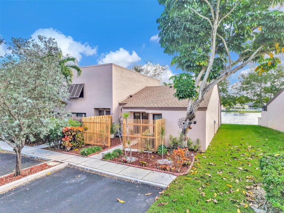 1261 NW 122nd Terrace in Pembroke Pines, FL - Foto de edificio