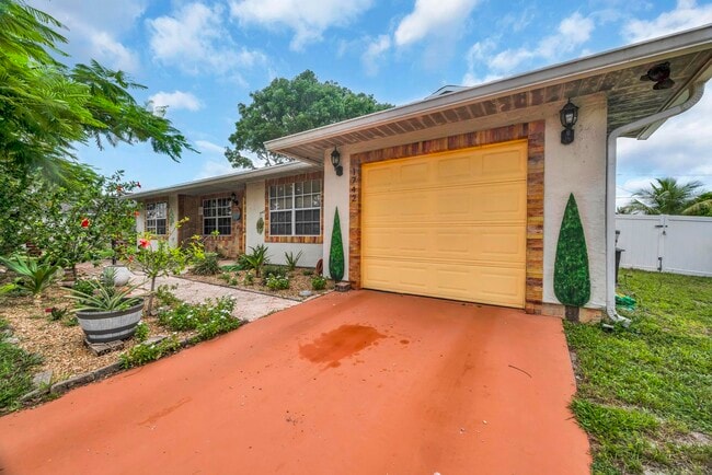 1742 SW Hampshire Ln in Port St. Lucie, FL - Building Photo - Building Photo