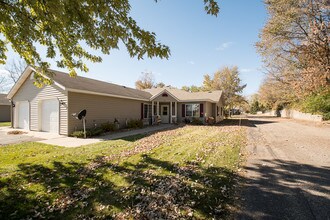 Cottages of Annandale - 55+ in Annandale, MN - Foto de edificio - Building Photo