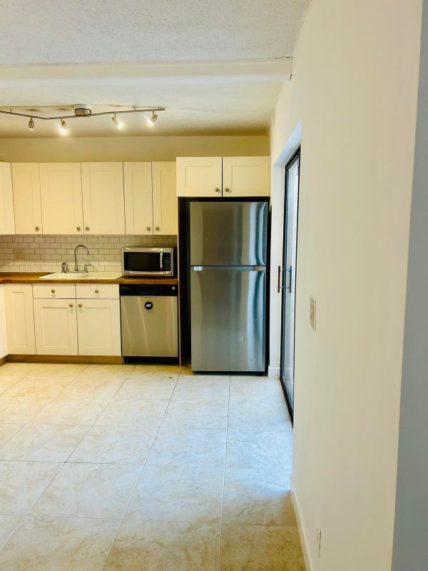 31 Lake Arbor Dr in Palm Springs, FL - Building Photo - Building Photo