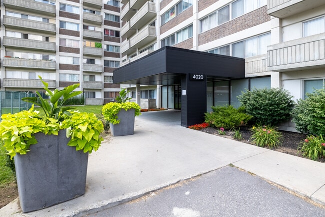 La Maison du Sommet in Dollard-des-Ormeaux, QC - Building Photo - Building Photo