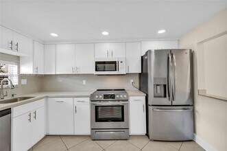 681 S Hollybrook Dr in Pembroke Pines, FL - Foto de edificio - Building Photo