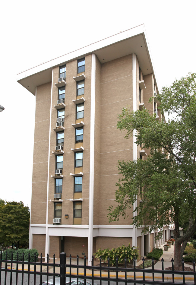 Astor Dowdy Towers in High Point, NC - Building Photo - Building Photo