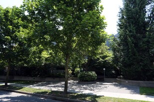 Henley Park in Vancouver, BC - Building Photo