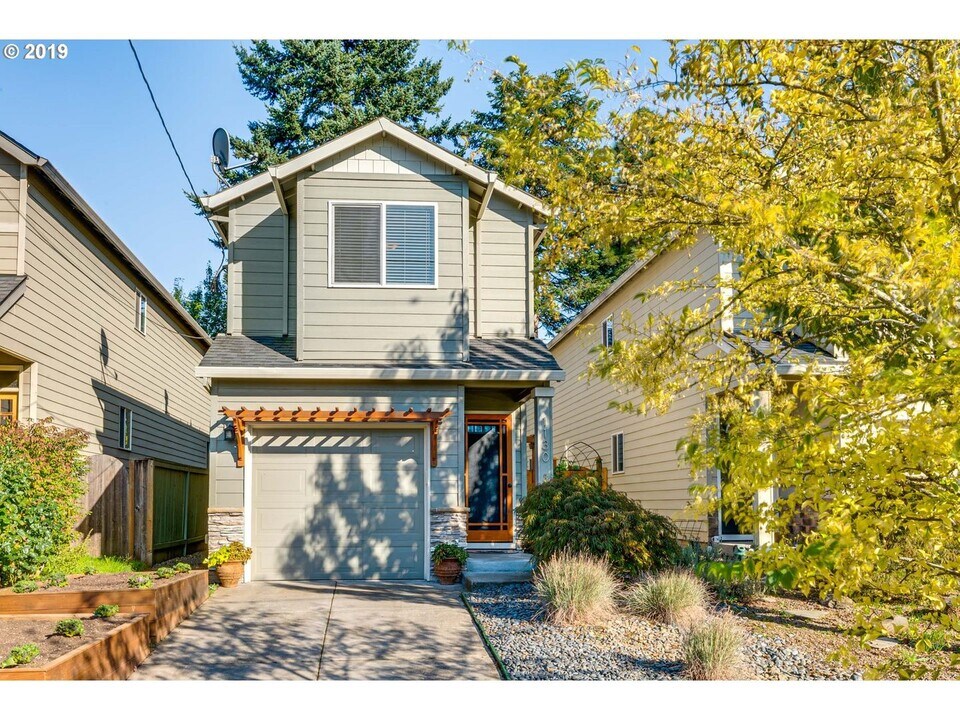 1130 NE 64th Ave in Portland, OR - Building Photo