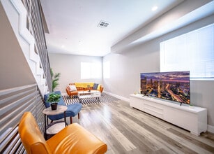 3415 Edgehill Dr, Unit Left in Los Angeles, CA - Foto de edificio - Building Photo