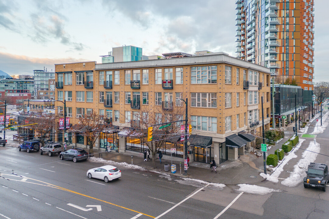 2570-2588 Main St in Vancouver, BC - Building Photo