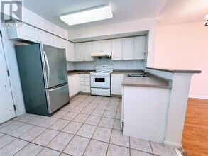 28 Sommerset Way in Toronto, ON - Building Photo - Building Photo