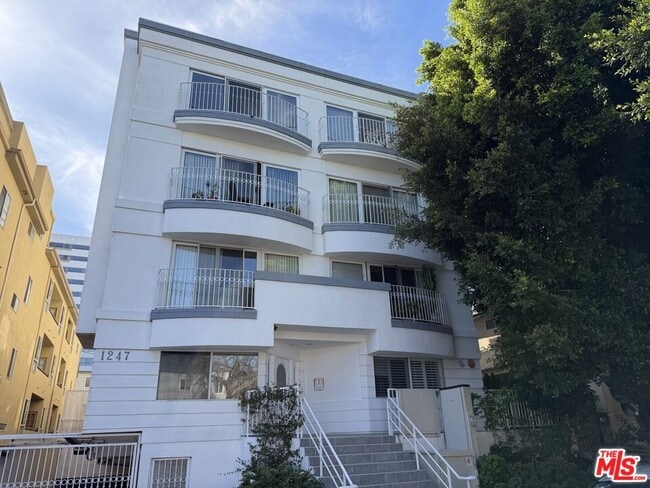 1247 Barry Ave in Los Angeles, CA - Building Photo - Building Photo