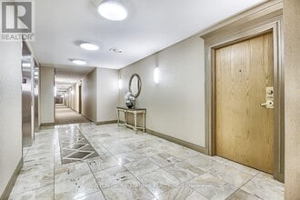 1 Maison Parc Ct in Toronto, ON - Building Photo - Building Photo