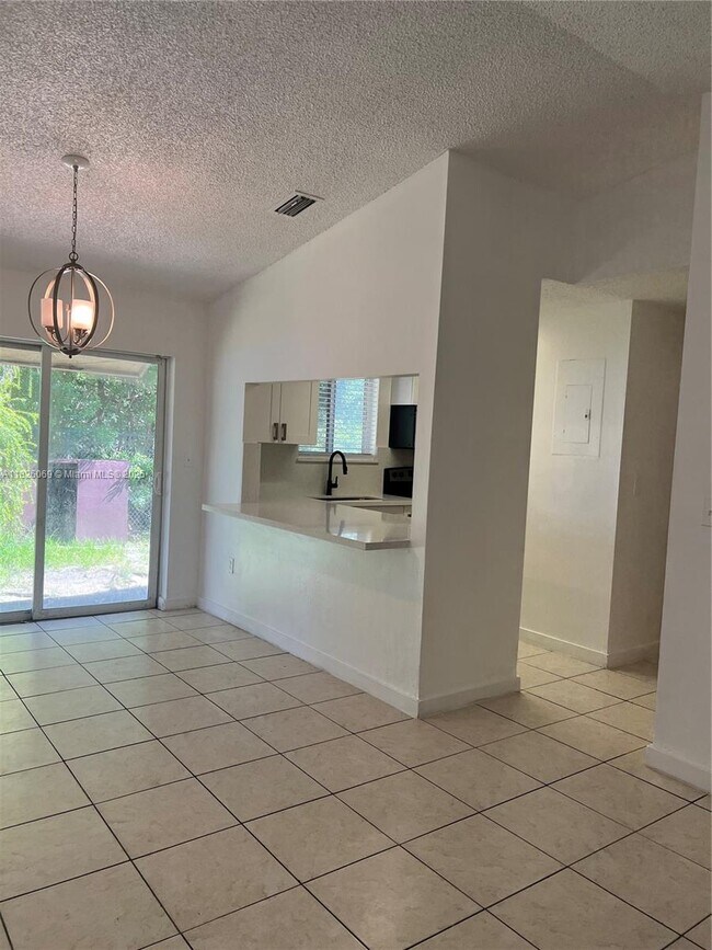 1004 SW 8th St in Hallandale Beach, FL - Building Photo - Building Photo
