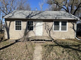 940 SE Pinecrest Dr in Topeka, KS - Building Photo