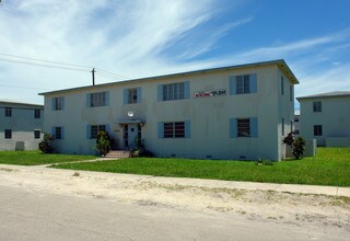 Delux Court Apartments in North Miami, FL - Foto de edificio - Building Photo