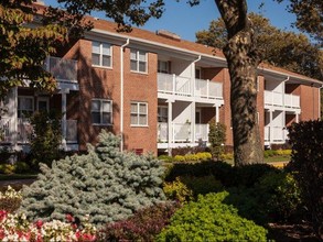 Crestview Apartments in Parlin, NJ - Foto de edificio - Building Photo