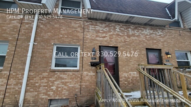 208 Northwest Ave in Tallmadge, OH - Foto de edificio - Building Photo