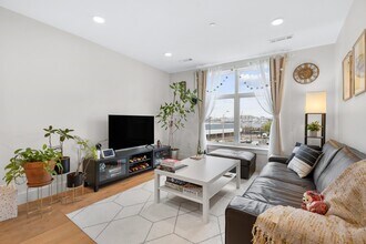 248 Meridian St, Unit 204 in Boston, MA - Building Photo - Building Photo