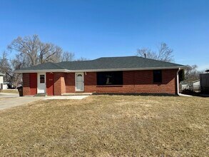 805 Tyler St in Polk City, IA - Foto de edificio - Building Photo