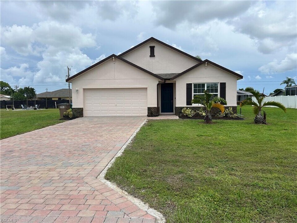 113 SW 19th Terrace in Cape Coral, FL - Building Photo