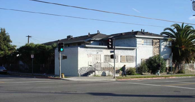 8200 S Hoover St in Los Angeles, CA - Building Photo