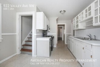 922 Valley Ave NW in Grand Rapids, MI - Building Photo - Building Photo