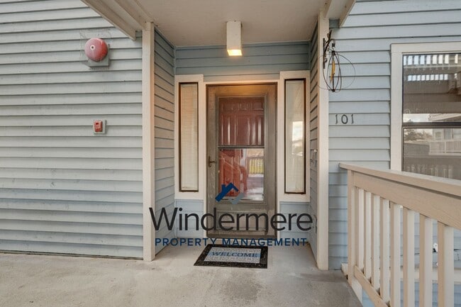 651 SE Bayshore Dr in Oak Harbor, WA - Building Photo - Building Photo