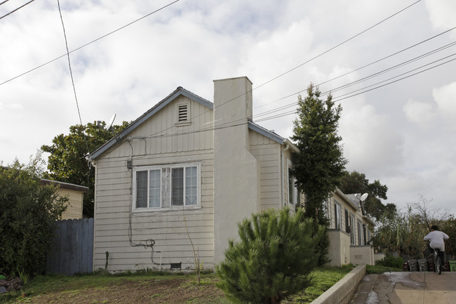 2117 Baxter St in Oakland, CA - Building Photo - Building Photo