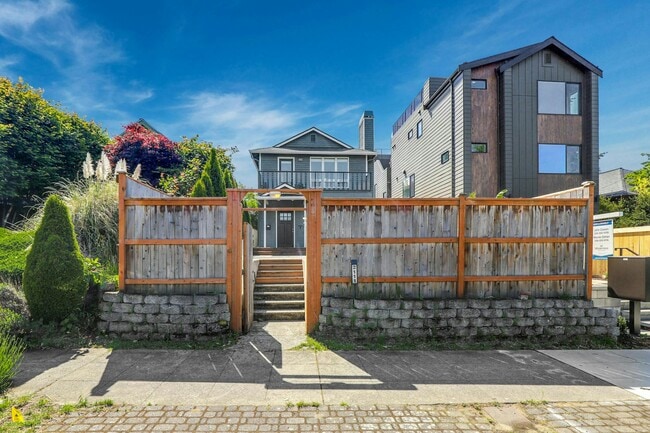 2111 6th Ave W in Seattle, WA - Foto de edificio - Building Photo