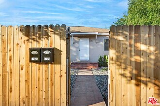 17623 Burbank Blvd in Los Angeles, CA - Building Photo - Building Photo