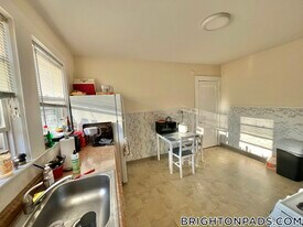 8 Mapleton St in Boston, MA - Building Photo