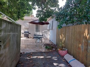 1369 NW 44th St in Miami, FL - Building Photo - Building Photo