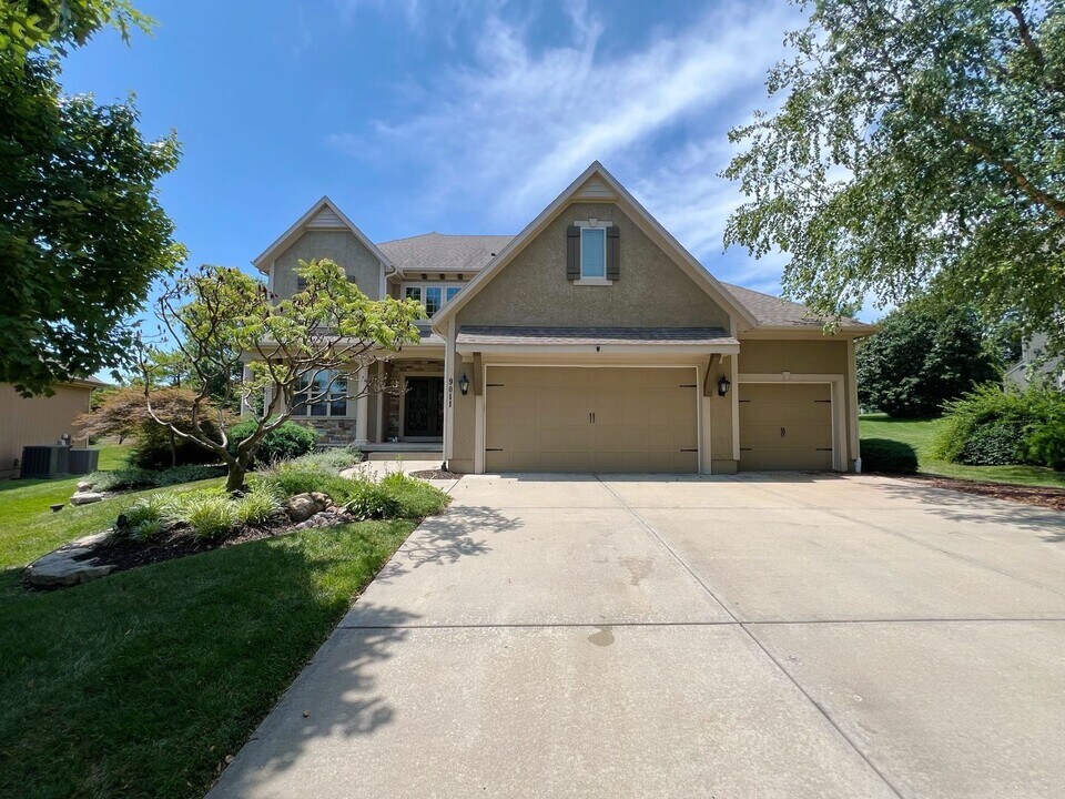 9011 W 158th Terrace in Overland Park, KS - Building Photo