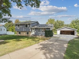 1429 Columbus Dr in Waterloo, IA - Building Photo