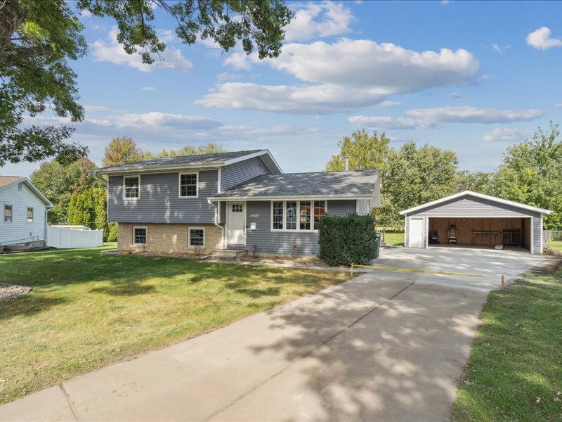 1429 Columbus Dr in Waterloo, IA - Building Photo