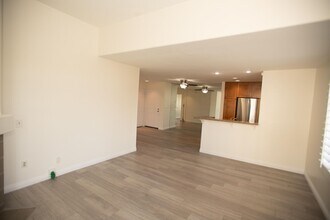 580 Camino De La Reina in San Diego, CA - Building Photo - Building Photo