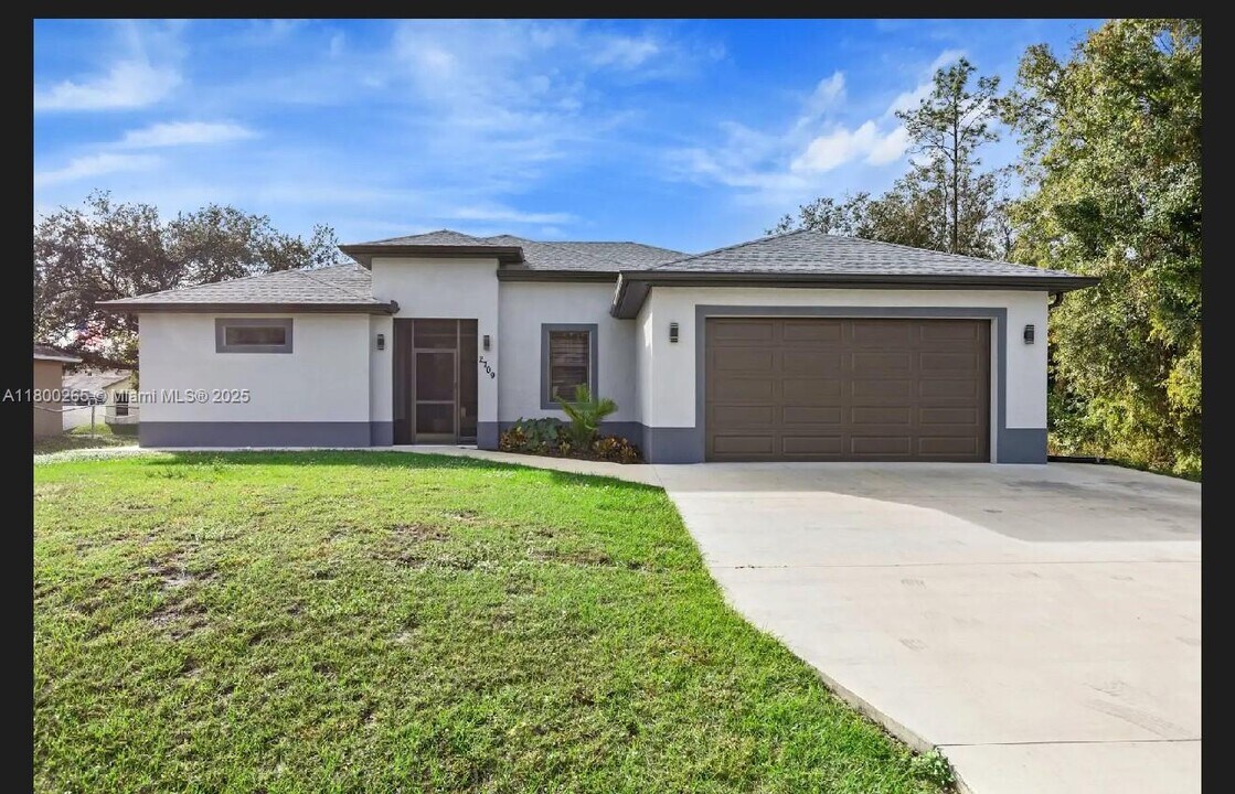2709 6th St W in Lehigh Acres, FL - Building Photo