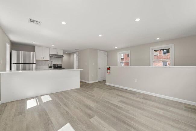 30 New St, Unit 2 in Montclair, NJ - Foto de edificio - Building Photo