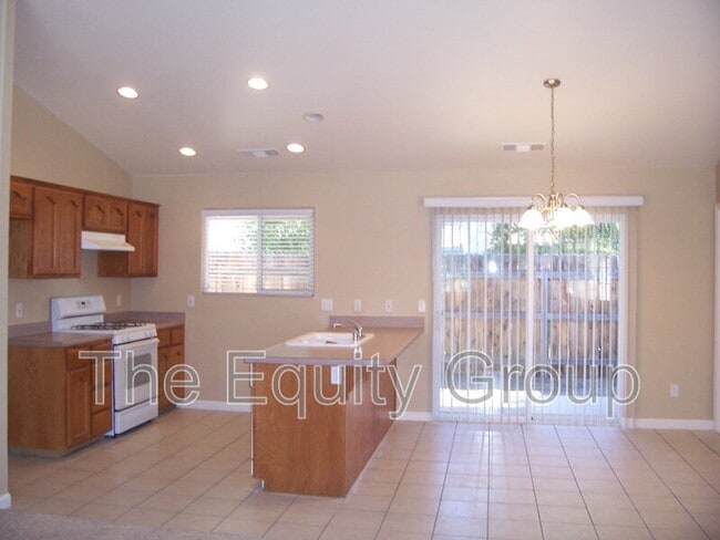 3640 E Mineral King Ave in Visalia, CA - Building Photo - Building Photo